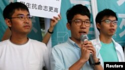 Các sinh viên Nathan Law (giữa), Joshua Wong (phải) và Alex Chow gặp gỡ phóng viên bên ngoài một tòa án ở Hồng Kông, 21/9/2016.