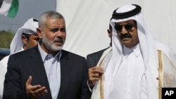 Thủ tướng Hamas Ismail Haniyeh tiếp Quốc vương Hamad bin Khalifa al-Thani trong chuyến thăm Dải Gaza, ngày 23/10/2012