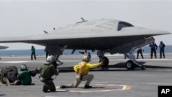 Máy bay không người lái X-47B trên tàu sân bay USS George H. W. Bush. 