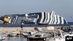 Chiếc tàu du ngoạn Costa Concordia bị nạn ngoài khơi nước Ý