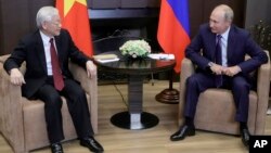 Tổng Bí thư Đảng Cộng sản Việt Nam Nguyễn Phú Trọng (trái) gặp Tổng thống Nga Vladimir Putin tại dinh thự Bocharov Ruchei ở khu nghỉ dưỡng Biển Đen ở Sochi, Nga, vào ngày 6/9/2018. Reuters cho biết Việt Nam đã nhiều lần mời ông Putin đến thăm trong những tháng gần đây.