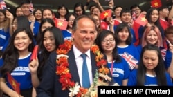 Quốc vụ khanh Bộ Ngoại giao Anh Mark Field được chào đón tại Trường Đại học Kinh tế và Tài chính TP HCM hôm 3/1/2019. Ông Field bị chỉ trích vì không lên án việc kiểm soát internet của Việt Nam bằng bộ luật mới được áp dụng. (Twitter Mark Field MP) 