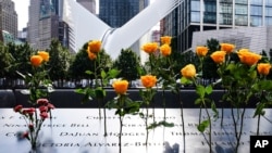 Hoa tươi được đặt tại Đài Tưởng niệm và Bảo tàng 9/11 ở New York để tưởng niệm các nạn nhân bị sát hại trong các cuộc tấn công khủng bố 9/11/2001. Ảnh chụp ngày 11/9/2020.