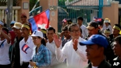 Lãnh tụ đối lập Campuchia Sam Rainsy dẫn đầu đòan biểu tình tuần hành tại Phnom Penh, ngày 15/9/2013.