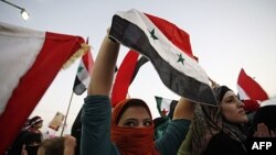 Phụ nữ Syria ở thủ đô Amman, Jordan biểu tình trước Ðại sứ quán Syria lên án hành động giết hại, tra tấn phụ nữ của chế độ của Tổng thống al-Assad