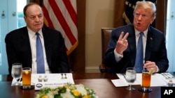 Thượng nghị sĩ Richard Shelby (trái) trong một cuộc họp với Tổng thống Trump.