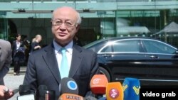 Tổng Giám đốc IAEA Yukiya Amano nói chuyện với phóng viên bên ngoài khách sạn Palais Coburg, nơi tổ chức các cuộc đàm phán hạt nhân, tại Vienna, Áo, 4/7/2015.