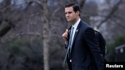 John McEntee, 27 tuổi, là một trong những phụ tá thân cận nhất của ông Trump trong Nhà Trắng. Anh ta bị buộc rời khỏi Nhà Trắng hôm thứ Hai mà không kịp dọn đồ đạc cá nhân, theo The Wall Street Journal.