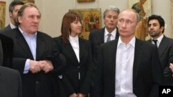 Thủ tướng Nga Vladimir Putin, phải, và diễn viên Pháp Gerard Depardieu thăm Bảo tàng Nga tại St. Petersburg, 11/12/2010