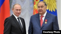 Doanh nhân tỉ phú Alisher Usmanov (phải) là một trong bốn tài phiệt Nga bị nhà chức trách Ý tịch thu tài sản ở nước này.