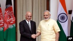 Thủ tướng Ấn Độ Narendra Modi (phải) và Tổng thống Afghanistan Ashraf Ghani.