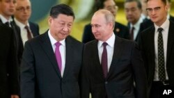 Foto Achiv: Prezidan La Chin Xi Jinping a goch ak Prezidan La Risi Vladimir Putin, pandan yon rankont nan Moskou, 5 Jyen 2019.