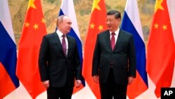 Chủ tịch Trung Quốc Tập Cận Bình (phải) và Tổng thống Nga Vladimir Putin trước cuộc hội kiến của họ ở Bắc Kinh, Trung Quốc, ngày 4 tháng 2, 2022.