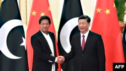 Chủ tịch Trung Quốc Tập Cận Bình bắt tay Thủ tướng Pakistan Imran Khan tại Đại lễ đường Nhân dân ở Bắc Kinh ngày 18/4/2019.