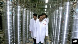 Tổng thống Iran Mahmoud Ahmadinejad thăm Cơ sở tinh chế uranium Natanz.