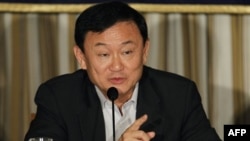 Ông Thaksin bị loại khỏi chức vụ thủ tướng vào năm 2006 trong một cuộc đảo chánh của quân đội và đến năm 2008 ông bị tòa án Thái Lan kết tội tham nhũng