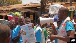 Nhân viên y tế ở Cornakry, Guinea chỉ dẫn dân chúng ngừa virus Ebola