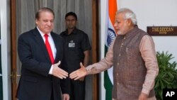 Thủ tướng Ấn Độ Narendra Modi (phải) bắt tay Thủ tướng Pakistan Nawaz Sharif trước khi bắt đầu cuộc họp tại New Delhi, Ấn Độ, 27/5/2014.