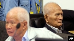 Ông Khieu Samphan, cựu chủ tịch nhà nước Khmer Đỏ (trái), và ông Nuon Chea, nhà lý luận tư tưởng đứng đầu của chế độ Khmer Đỏ.