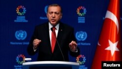 Tổng thống Thổ Nhĩ Kỳ Recep Tayyip Erdogan phát biểu trong buổi họp báo bế mạc Hội nghị thượng đỉnh Nhân đạo Thế giới ở Istanbul, Thổ Nhĩ Kỳ, ngày 24 tháng 5 năm 2016.