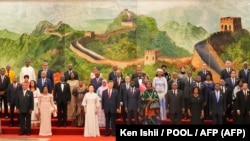 Foto dos líderes africanos que participam na cimeira China-Afrca 2024 juntamente com o panfitrião o presidente chinês Xi Jinping e a esposa Peng Liyuan, 4 setembro 2024