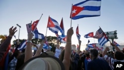 Các thành viên cộng đồng Cuba tại Mỹ phản ứng trước cái chết của ông Fidel Castro ở khu Little Havana, Miami, ngày 26 tháng 11 năm 2016.