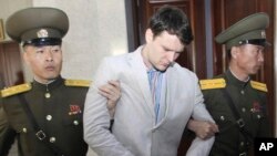 Sinh viên Mỹ Otto Warmbier, giữa, bị dẫn tới Tòa án Tối cao ở Bình Nhưỡng, Bắc Triều Tiên, hôm 16/3/2016. Warmbier bị kết án 15 năm lao động khổ sai và đã chết sau khi được thả về Mỹ.