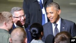 Tổng thống Obama nói chuyện với binh sĩ Mỹ và Ba Lan tại sân bay ở Warsaw, ngày 3/6/2014.