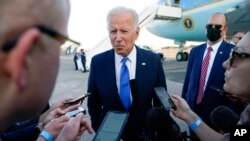 Tổng thống Joe Biden phát biểu với các phóng viên trước khi lên Chuyên cơ Air Force One tại Sân bay Quốc tế Bradley, ở Windsor Locks, bang Connecticut, ngày 15 tháng 10, 2021. 