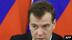 Tổng thống Medvedev nói ông không thấy nhân viên cảnh sát nào trong khi đi thăm trạm xe lửa Kievsky