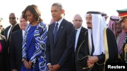 Tổng thống Mỹ Barack Obama và Đệ nhất phu nhân Michelle Obama được tân Quốc vương Salman bin Abdullaziz đón tiếp tại Sân bay quốc tế King Khalid ở Riyadh, ngày 27/1/2015.