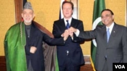 Thủ tướng Anh David Cameron (giữa) Tổng thống Afghanistan Hamid Karzai (trái) và Tổng thống Pakistan Asif Ali Zardari