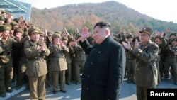 Lãnh tụ Bắc Hàn Kim Jong Un đi giám sát việc phóng phi đạn đạn đạo tại đơn vị pháo binh Hwasong. Ảnh do hãng thông tấn trung ương Bắc Hàn đưa ra ngày 7/3/2017.