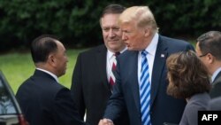 Tổng thống Donald Trump bắt tay đặc sứ Kim Yong Chol của Triều Tiên bên ngoài Tòa Bạch Ốc ngày 1/6/18.