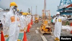 Thành viên của quận Fukushima, giám sát tình trạng an toàn của việc ngưng hoạt động của nhà máy hạt nhân, đang kiểm tra nơi xây bức tường chắn để phóng xạ không rò rỉ ra biển