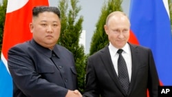 Tổng thống Nga Vladimir Putin, phải, bắt tay nhà lãnh đạo Triều Tiên Kim Jong Un tại cuộc họp ở Vladivostok, Nga, ngày 25/4/ 2019. 