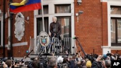 Người sáng lập WikiLeaks Julian Assange đứng trên ban-công của Đại sứ quán Ecuador ở London, Anh, ngày 19 tháng 5, 2017.