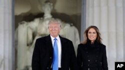 Tổng thống đắc cử Donald Trump và vợ Melania Trump đến dự buổi hoà nhạc tại Đài tưởng niệm Lincoln ở thủ đô Washington, 19/1/2017.