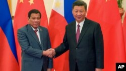 Tổng thống Philippines Rodrigo Duterte bắt tay Chủ tịch Trung quốc Tập Cận Bình bên lề Diễn đàn Vòng đai và Con đường tại Bắc Kinh ngày 15/5/2017.