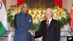 Tổng thống Ấn Đội Ram Nath Kovind (trái) gặp Chủ tịch Việt Nam Nguyễn Phú Trọng ở Hà Nội, 20/11/2018