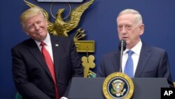 Bộ trưởng Quốc phòng Mỹ Jim Mattis và Tổng thống Donald Trump