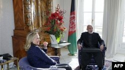 Ngoại trưởng Hoa Kỳ Hillary Clinton trong cuộc hội đàm với Tổng thống Afghanistan Hamid Karzai về tương lai của Afghanistan tại Bonn, Ðức, ngày 5/12/2011