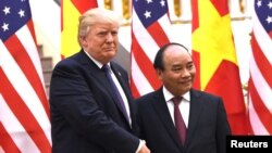 Tổng thống Donald Trump (trái) và Thủ tướng Nguyễn Xuân Phúc tại Hà Nội vào tháng 11/2017. Chính quyền Trump chuẩn bị trục xuất những người Việt bị kết án hình sự cho dù họ có đến Mỹ trước năm 1995.