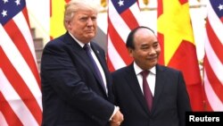 Tổng thống Hoa Kỳ Donald Trump (trái) bắt tay Thủ tướng Việt Nam Nguyễn Xuân Phúc trong dịp đến Hà Nội vào tháng 11 năm 2017.