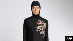 Một phụ nữ mặc burkini che kín từ đầu tới chân. 