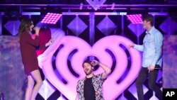 Alex Pall và Andrew Taggart của nhóm Chainsmokers cùng ca sỹ Daya trên sân khấu của đêm nhạc Jingle Ball của iHeartRadio ở Madison Square Garden, NY.