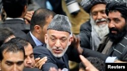 Tổng thống Afghanistan Hamid Karzai rời hội nghị Loya Jirga, 24/11/13