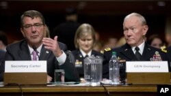 Chủ tịch ban Tham mưu Liên quân, tướng Martin Dempsey và Bộ trưởng Quốc phòng Mỹ Ashton Carter tại phiên điều trần trước Ủy ban Quân vụ Thượng viện ở Washington, ngày 7/7/2015.