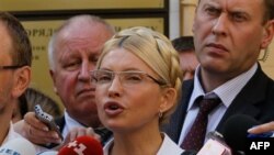 Cựu Thủ tướng Ukraine Yulia Tymoshenko phát biểu với báo giới ở Kiev, Ukraine, thứ Sáu, 5/8/2011