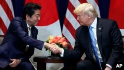 Thủ tướng Nhật Shinzo Abe (trái) và Tổng thống Mỹ Donald Trump (phải).